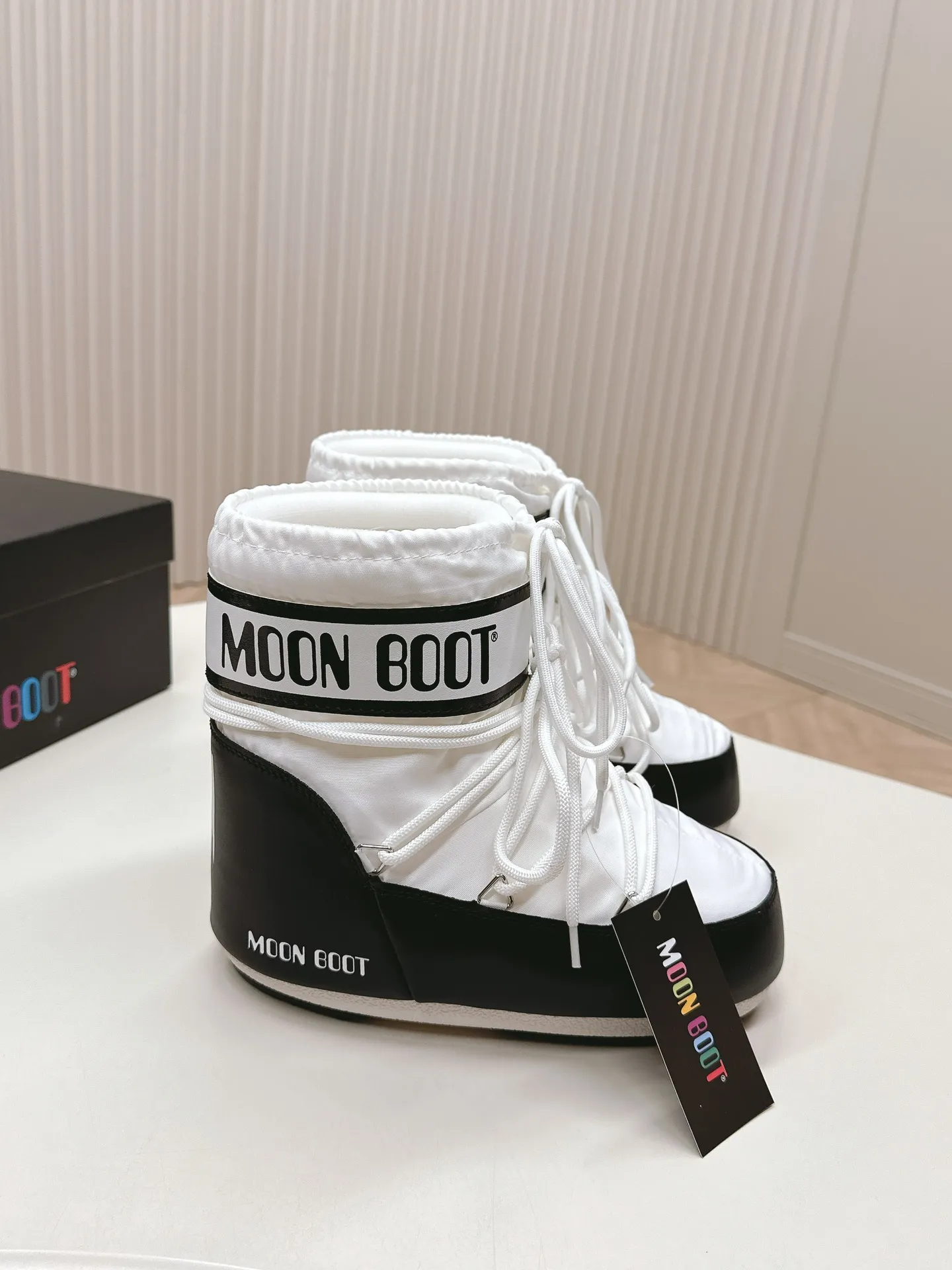 Men's shoes pP600! Fabric short boots Moon Boot 24ss The latest snow boots series for autumn and winter... Ugly snow short boots Forget UGG, fashionable people are wearing Moon Boot snow boots. If you find it difficult to accept the revival of UGG, now there is a more alternative snow boot that is back. It is 4 cm taller. That is the Moon Boot. It was already very popular in the millennium. Paris Hilton, Victoria Beckham and other celebrities often wore it, and now the Y2K trend is popular again. The same QQ show outfit worn by young children. The ugly snow boots that have been shown by thousands of people have become popular again. They are not distinguished between men and women. They look slim and warm and easy to wear. Fabric: 70% cotton and 30% plastic. Lining: 100% silk cotton liner. Feet: 100% silk cotton liner. Outsole: thermoplastic rubber. Bottom thickness: 4cm. Size: #35-41 (41 customization is not returnable).